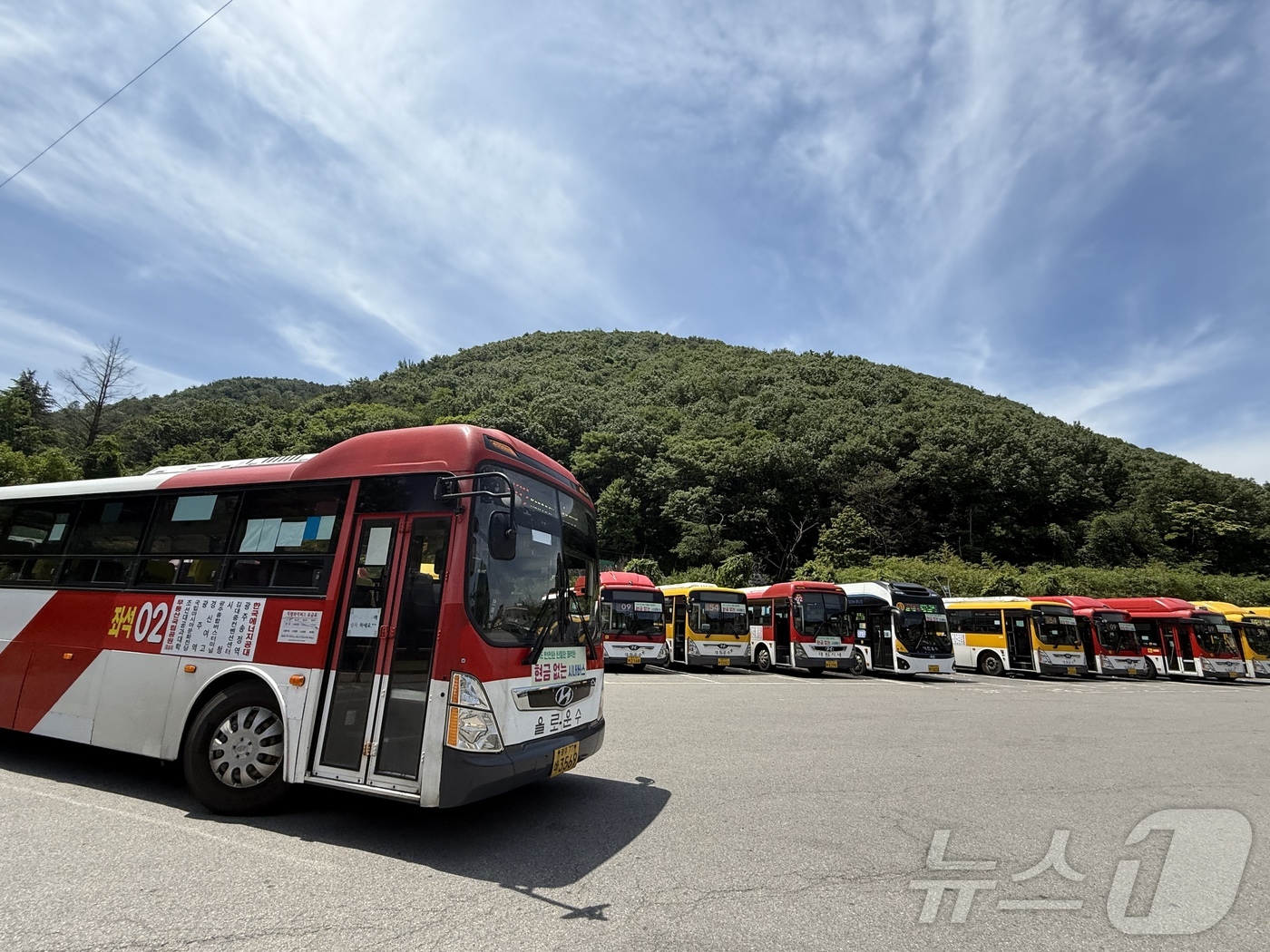 (광주=뉴스1) 김태성 기자 = 버스노조가 준법투쟁에 돌입한 지 사흘째인 8일 광주 동구 무등산 증심사역 인근 차고지에 시내버스가 대기하고 있다. 2025.6.8/뉴스1