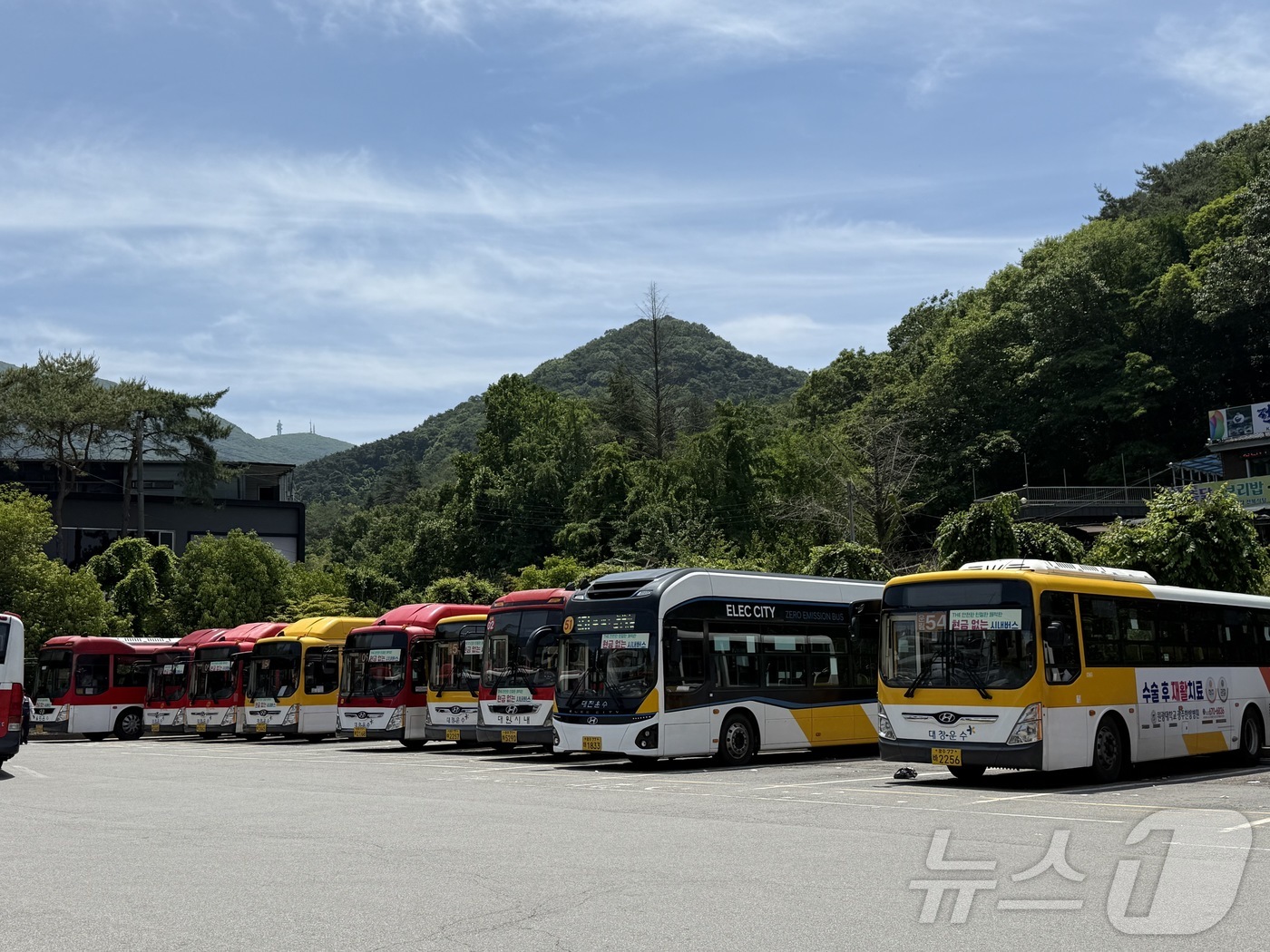 (광주=뉴스1) 김태성 기자 = 버스노조가 준법투쟁에 돌입한 지 사흘째인 8일 광주 동구 무등산 증심사역 인근 차고지에 시내버스가 대기하고 있다.  2025.6.8/뉴스1