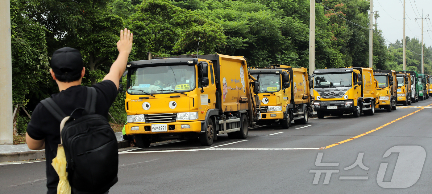 (제주=뉴스1) 오미란 기자 = 8일 오전 제주시 구좌읍 동복리 제주환경자원순환센터 진입로에 가연성 쓰레기를 실은 수거차량들이 줄지어 서 있다. 현재 이 지역 주민들은 제주특별자치 …