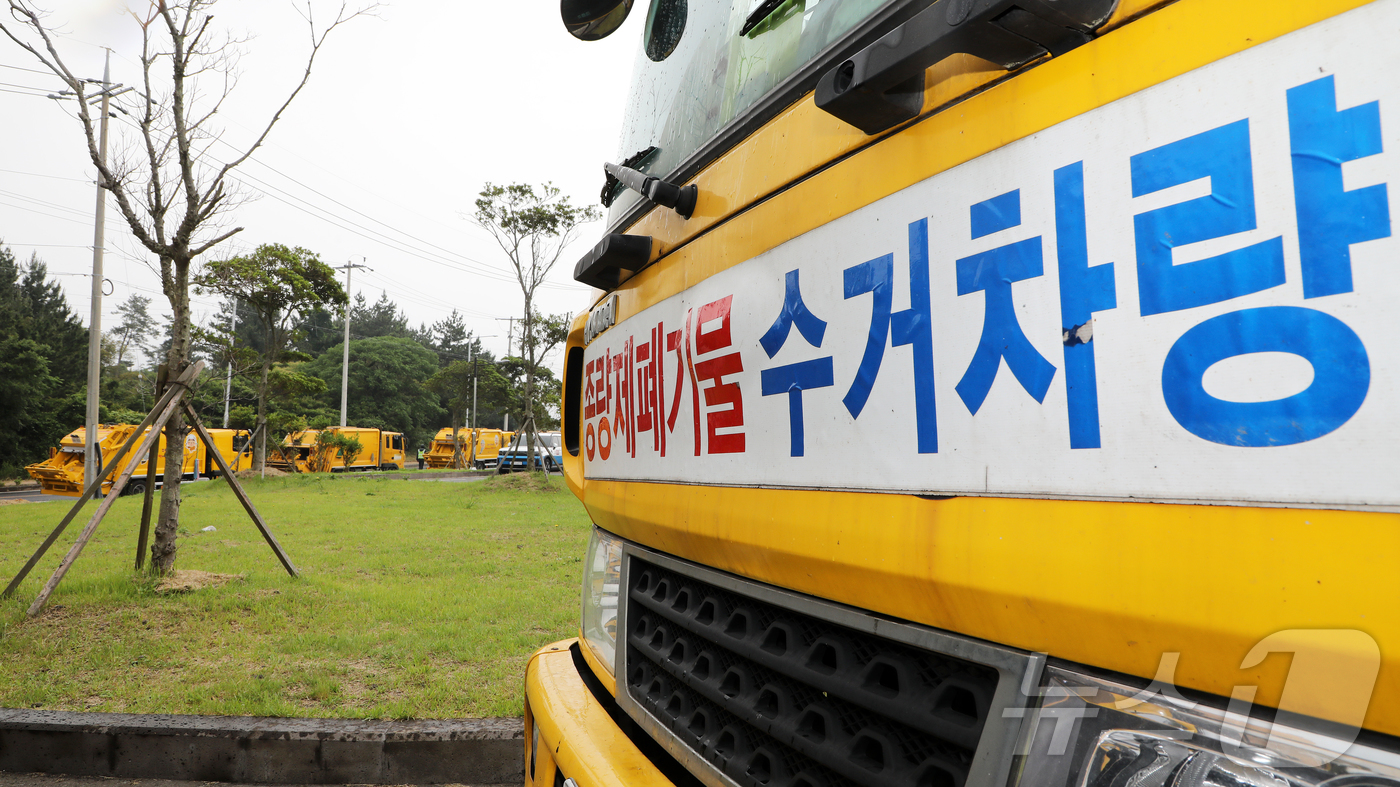 (제주=뉴스1) 오미란 기자 = 8일 오전 제주시 구좌읍 동복리 제주환경자원순환센터 진입로에 가연성 쓰레기를 실은 수거차량들이 줄지어 서 있다. 현재 이 지역 주민들은 제주특별자치 …