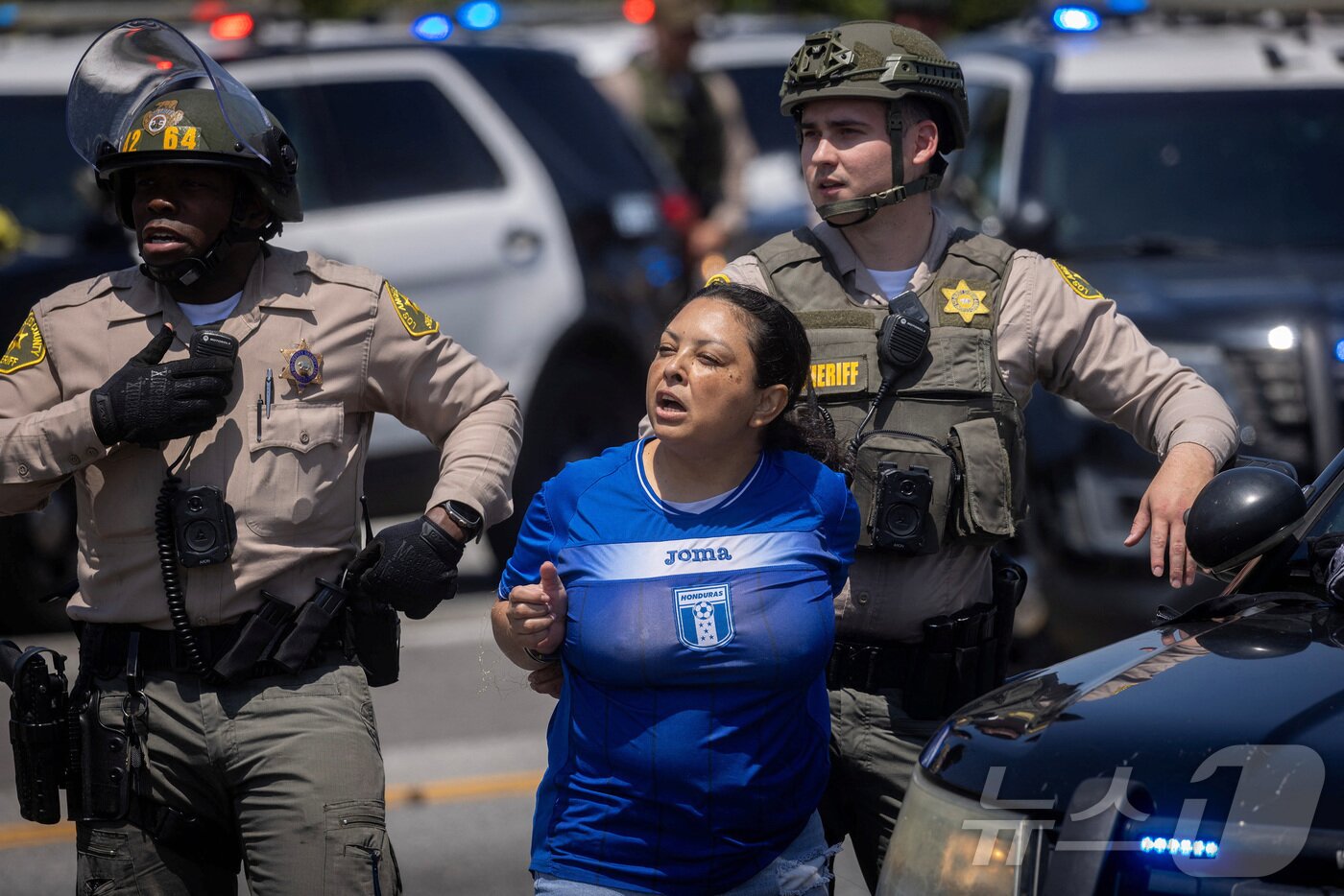 본문 이미지 - 미국 이민세관단속국(ICE)가 7일(현지시간) 로스앤젤레스(LA)에서 대규모 불법 체류자 단속에 나선 가운데 시위대의 반발이 거세지고 있다. 2025.6.7. ⓒ 로이터=뉴스1