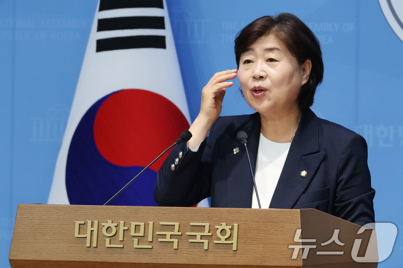 (서울=뉴스1) 이광호 기자 = 더불어민주당 차기 원내대표 선거에 나서는 서영교 의원이 8일 오전 서울 여의도 국회 소통관에서 현안 관련 기자회견을 하고 있다. 2025.6.8/뉴 …