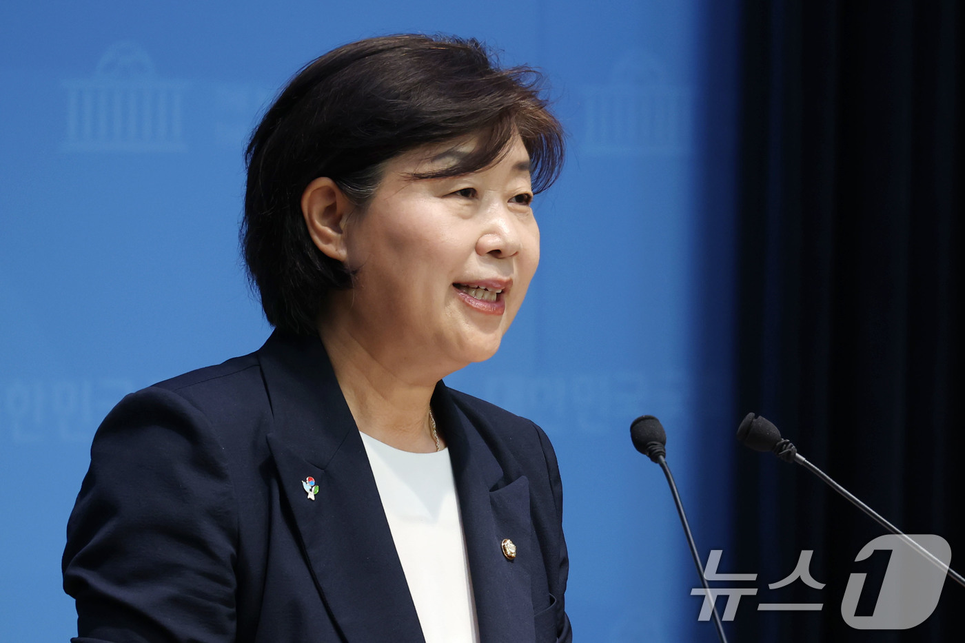 (서울=뉴스1) 이광호 기자 = 더불어민주당 차기 원내대표 선거에 나서는 서영교 의원이 8일 오전 서울 여의도 국회 소통관에서 현안 관련 기자회견을 하고 있다. 2025.6.8/뉴 …