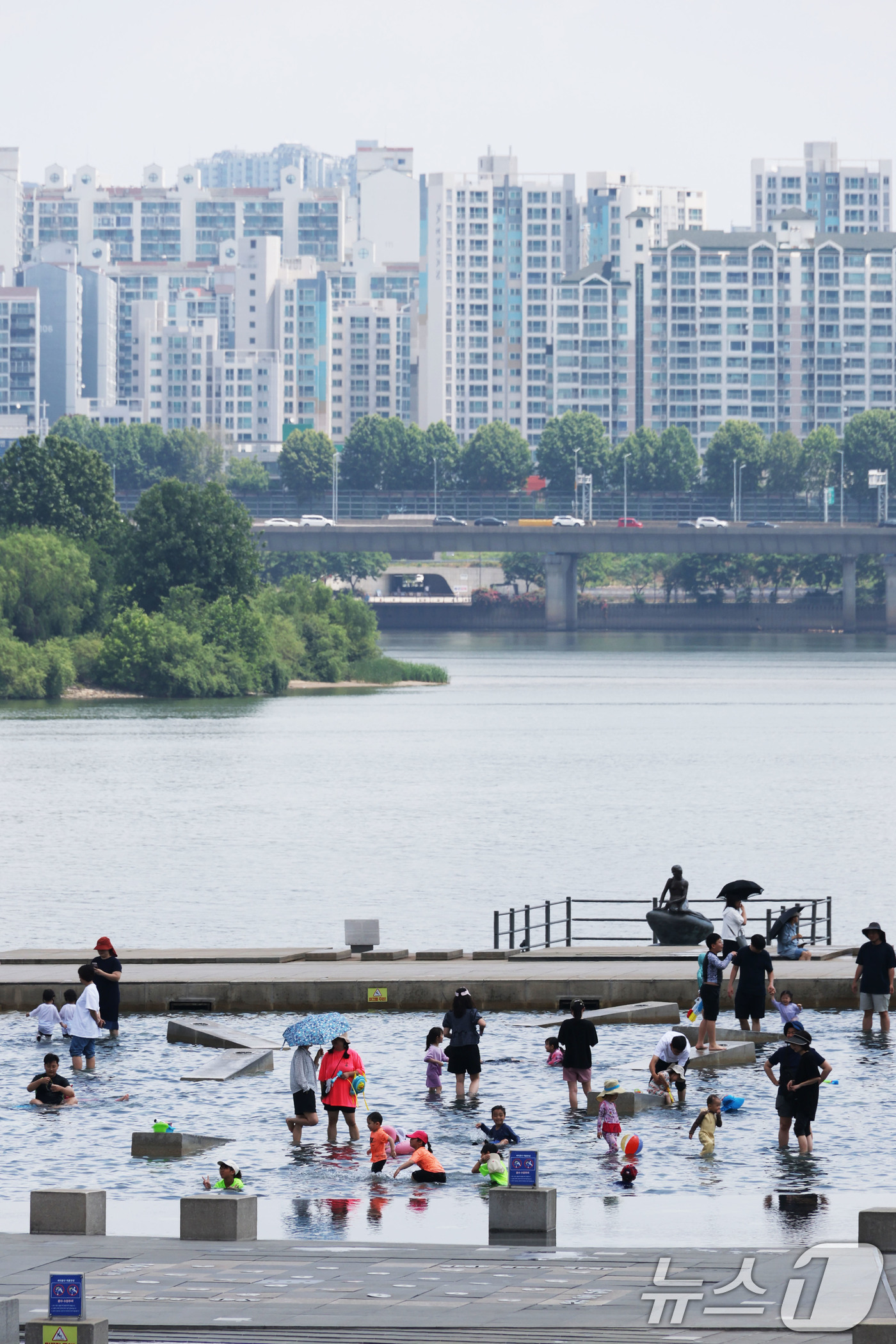 (서울=뉴스1) 이광호 기자 = 서울 낮 최고기온이 30도를 나타내는 등 전국이 초여름 날씨를 보인 8일 서울 여의도 물빛광장에서 시민들이 물놀이를 하며 더위를 식히고 있다. 20 …