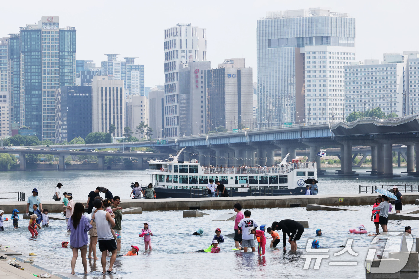 (서울=뉴스1) 이광호 기자 = 서울 낮 최고기온이 30도를 나타내는 등 전국이 초여름 날씨를 보인 8일 서울 여의도 물빛광장에서 시민들이 물놀이를 하며 더위를 식히고 있다. 20 …