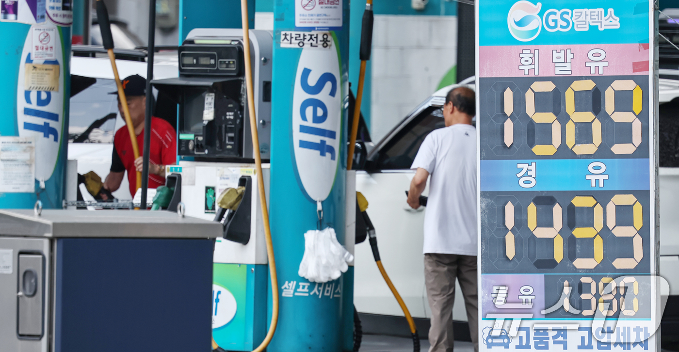 (서울=뉴스1) 민경석 기자 = 전국 주유소 기름값이 소폭 하락하며 4주 연속 내림세를 나타냈다.7일 한국석유공사 유가정보시스템 오피넷에 따르면 6월 첫째 주 휘발유 평균 판매가는 …