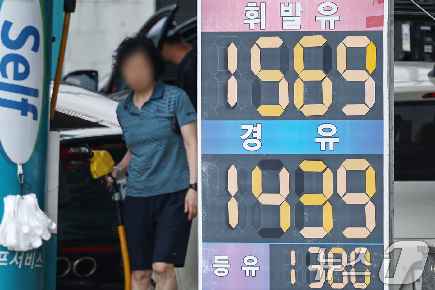 (서울=뉴스1) 민경석 기자 = 전국 주유소 기름값이 소폭 하락하며 4주 연속 내림세를 나타냈다.7일 한국석유공사 유가정보시스템 오피넷에 따르면 6월 첫째 주 휘발유 평균 판매가는 …