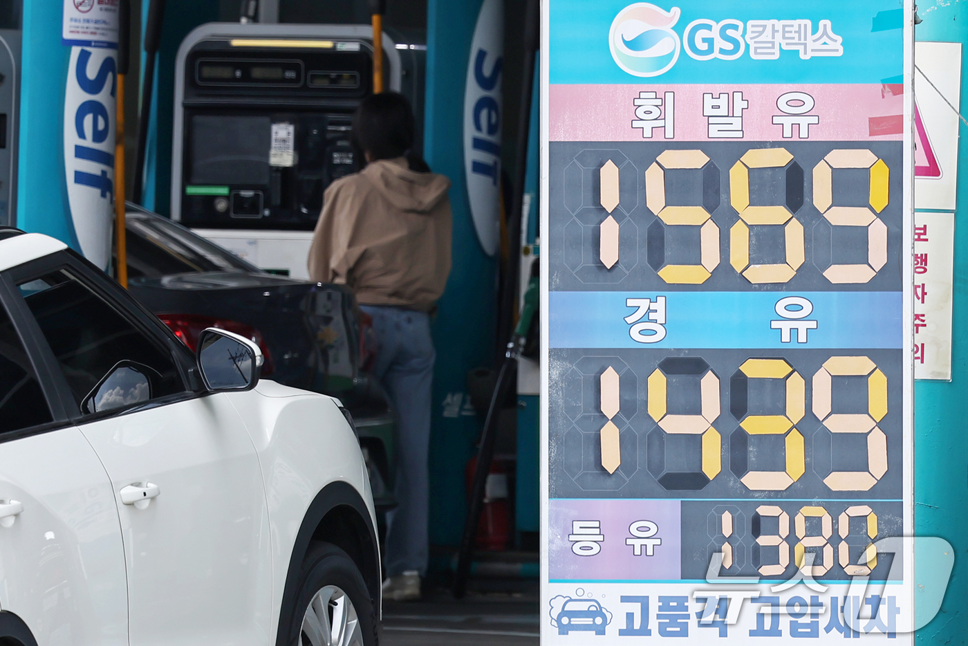 (서울=뉴스1) 민경석 기자 = 전국 주유소 기름값이 소폭 하락하며 4주 연속 내림세를 나타냈다.7일 한국석유공사 유가정보시스템 오피넷에 따르면 6월 첫째 주 휘발유 평균 판매가는 …