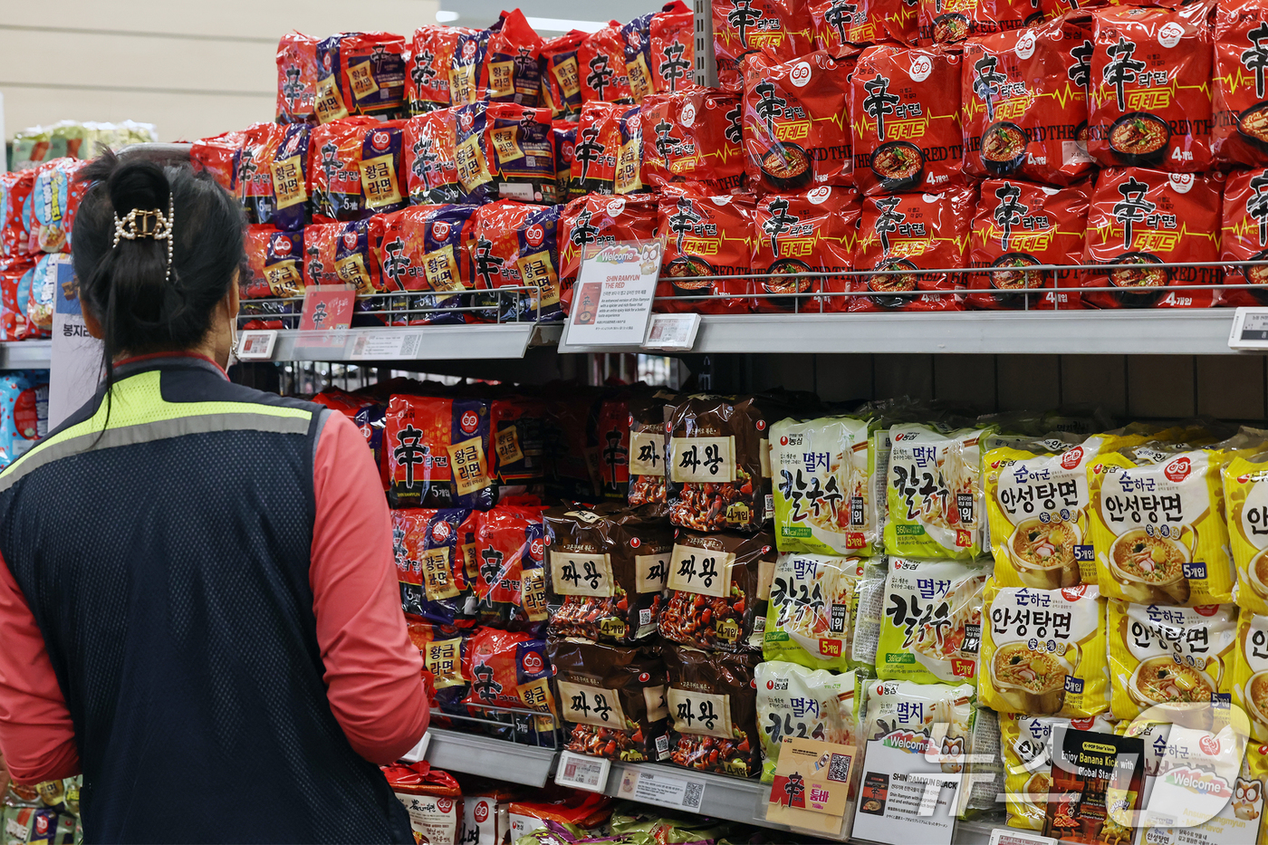 (서울=뉴스1) 민경석 기자 = 지난 5월 소비자물가 상승률이 5개월 만에 1%대로 내렸지만, 유독 먹거리 물가만은 높은 상승세를 이어가고 있다.지난 2023년 일부 업체가 가격을 …