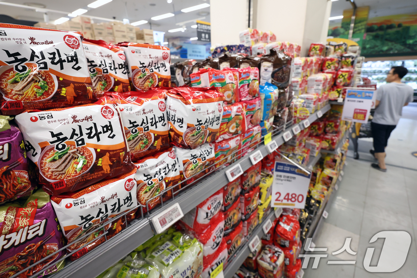 (서울=뉴스1) 민경석 기자 = 지난 5월 소비자물가 상승률이 5개월 만에 1%대로 내렸지만, 유독 먹거리 물가만은 높은 상승세를 이어가고 있다.지난 2023년 일부 업체가 가격을 …