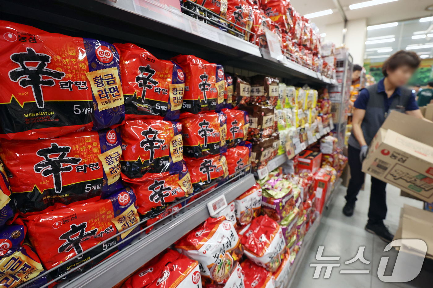 (서울=뉴스1) 민경석 기자 = 지난 5월 소비자물가 상승률이 5개월 만에 1%대로 내렸지만, 유독 먹거리 물가만은 높은 상승세를 이어가고 있다.지난 2023년 일부 업체가 가격을 …