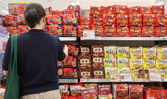 본문 이미지 - 서울의 한 대형마트에서 시민들이 라면을 고르고 있다. 2025.6.8/뉴스1 ⓒ News1 민경석 기자