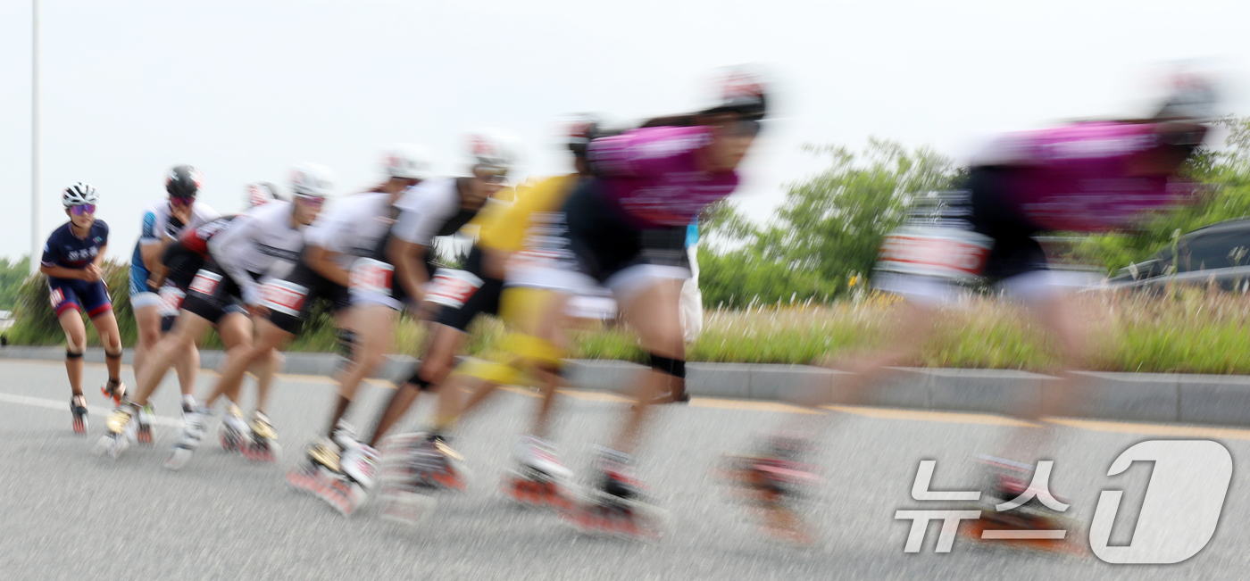 (군산=뉴스1) 유경석 기자 = 제9회 군산 새만금 전국 인라인 마라톤 대회가 열린 8일 전북 군산시 새만금 방조제 일원에서 참가자들이 열띤 레이스를 펼치고 있다. 2025.6.8 …