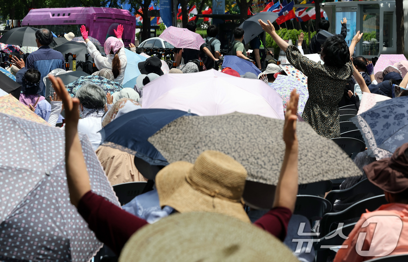 (서울=뉴스1) 이동해 기자 = 8일 서울 세종로사거리 인근에서 사랑제일교회 주최로 전국 주일 연합 예배가 진행되고 있다. 2025.6.8/뉴스1