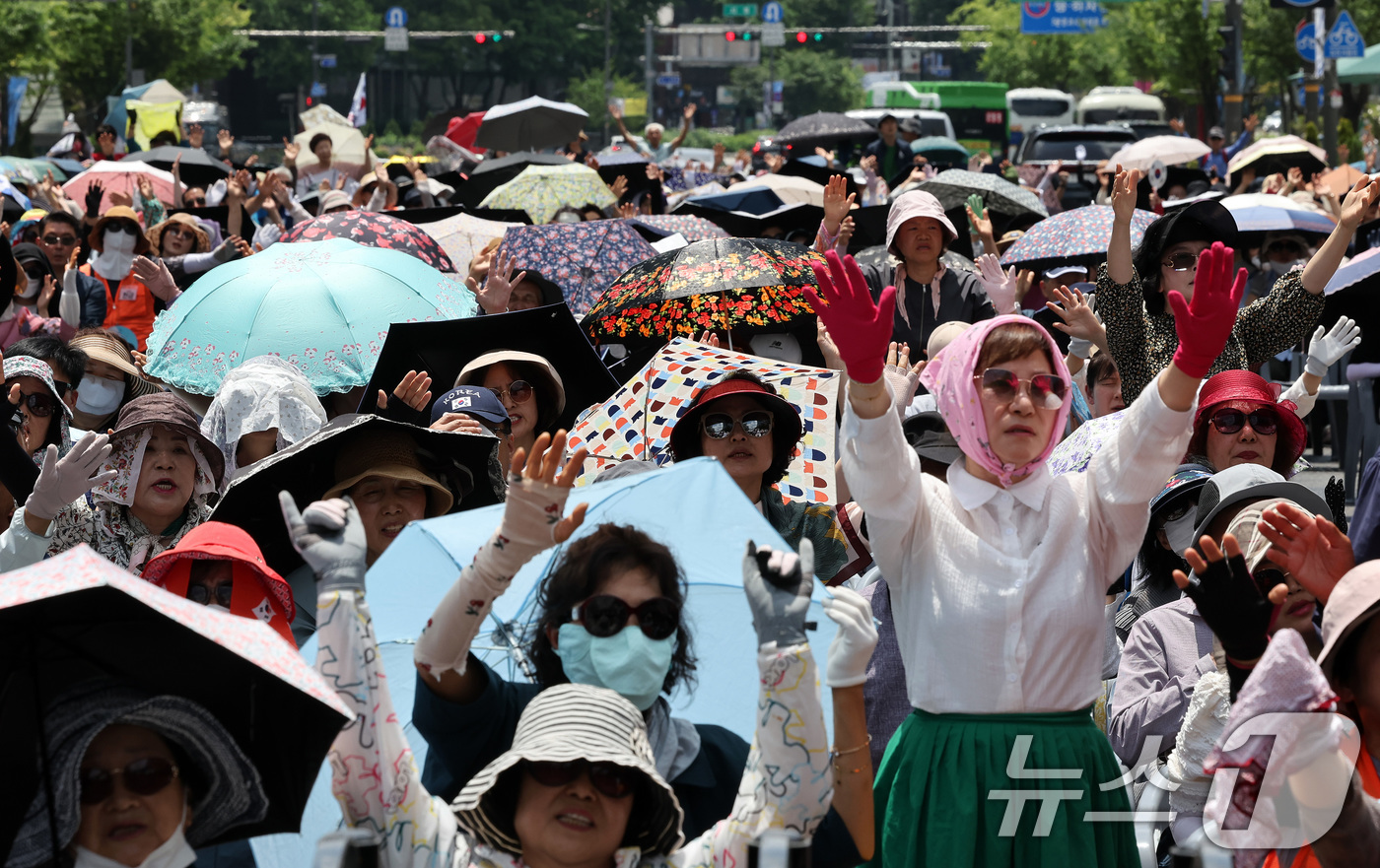 (서울=뉴스1) 이동해 기자 = 8일 서울 세종로사거리 인근에서 사랑제일교회 주최로 전국 주일 연합 예배가 진행되고 있다. 2025.6.8/뉴스1