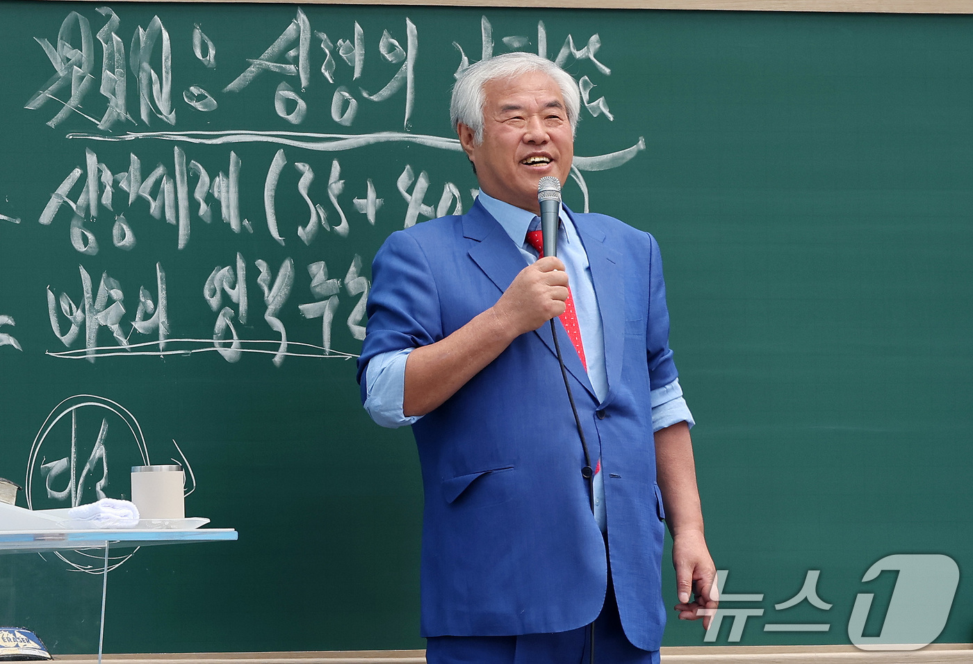 (서울=뉴스1) 이동해 기자 = 전광훈 사랑제일교회 목사가 8일 서울 세종로사거리 인근에서 열린 광화문 주일 연합예배에서 설교하고 있다. 2025.6.8/뉴스1