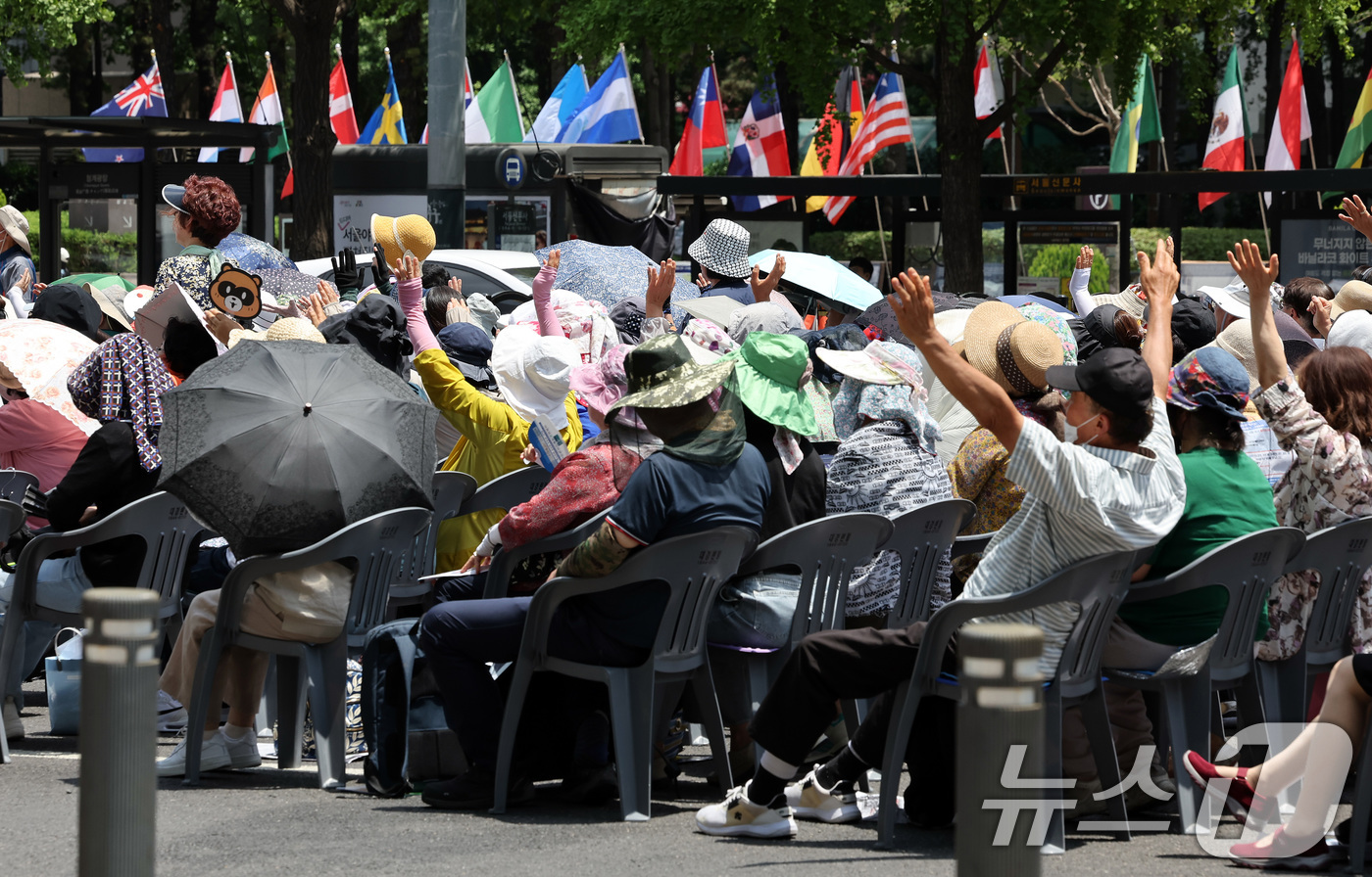 (서울=뉴스1) 이동해 기자 = 8일 서울 세종로사거리 인근에서 사랑제일교회 주최로 전국 주일 연합 예배가 진행되고 있다. 2025.6.8/뉴스1