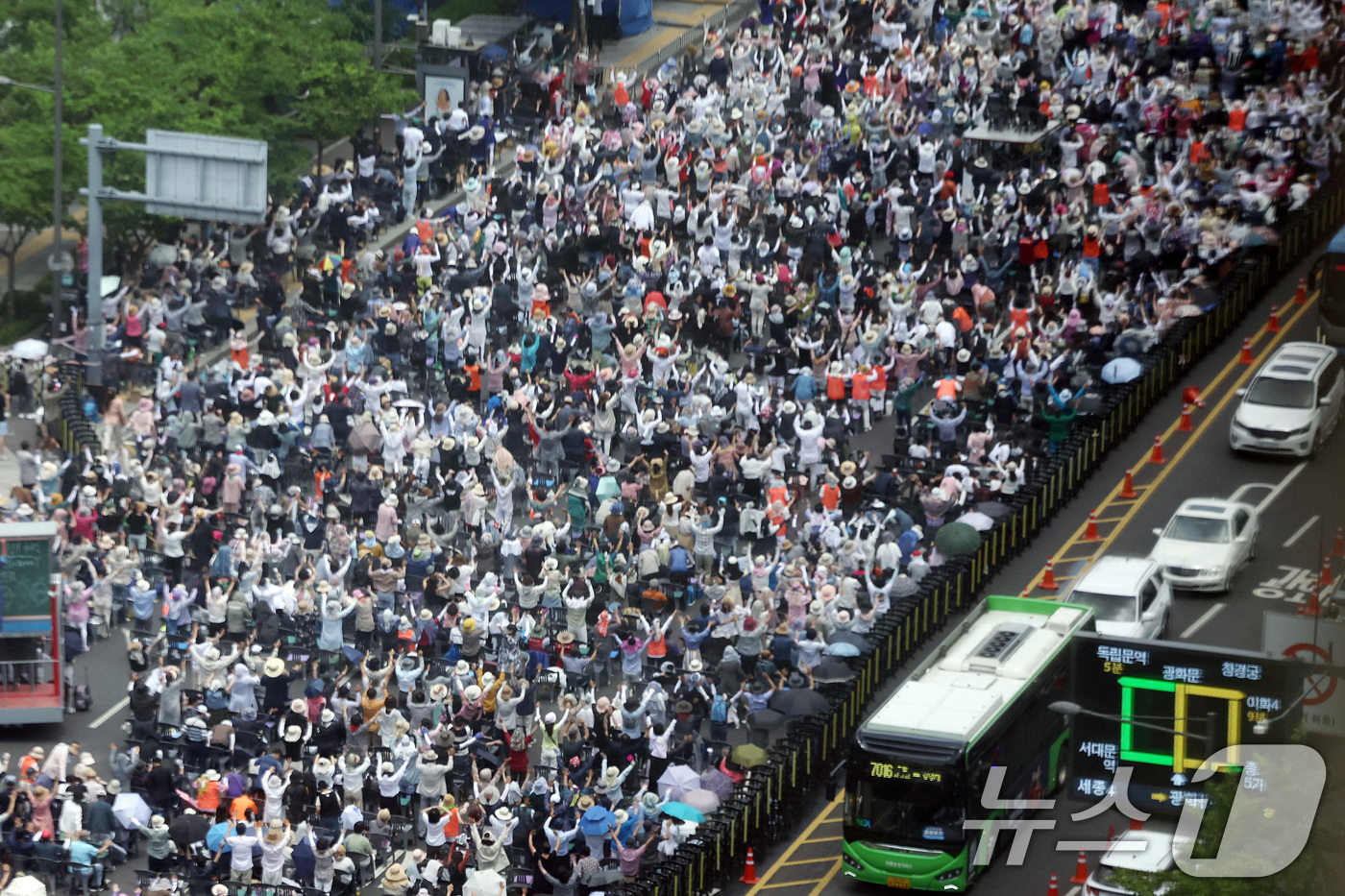 (서울=뉴스1) 이동해 기자 = 8일 서울 세종로사거리 인근에서 사랑제일교회 주최로 전국 주일 연합 예배가 진행되고 있다. 2025.6.8/뉴스1