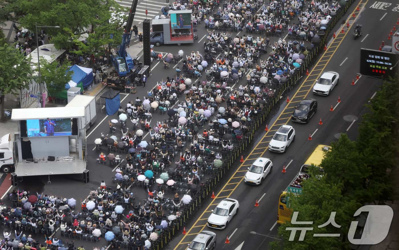 (서울=뉴스1) 이동해 기자 = 8일 서울 세종로사거리 인근에서 사랑제일교회 주최로 전국 주일 연합 예배가 진행되고 있다. 2025.6.8/뉴스1