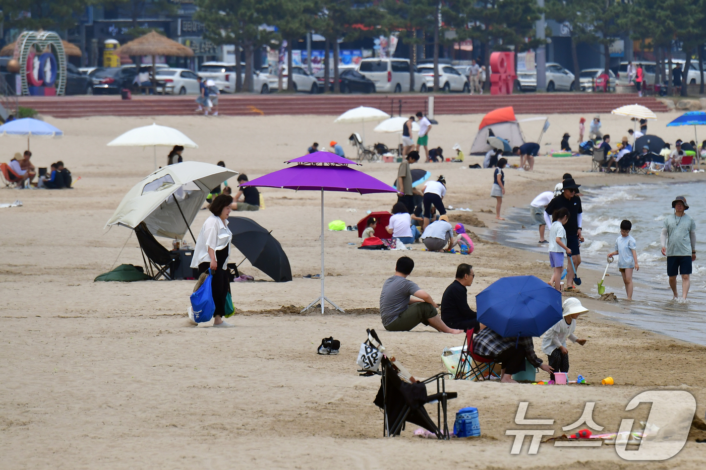 (포항=뉴스1) 최창호 기자 = 8일 경북 포항시 북구 영일대해수욕장 백사장을 찾은 시민과 관광객들이 더위를 식히고 있다. 2025.6.8/뉴스1