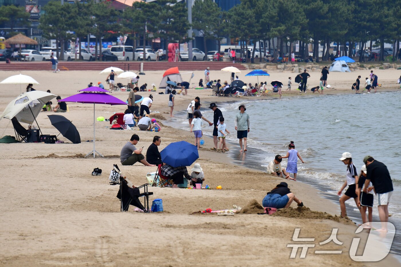 본문 이미지 - 8일 경북 포항시 북구 영일대해수욕장 백사장을 찾은 시민과 관광객들이 더위를 식히고 있다. 2025.6.8/뉴스1 ⓒ News1 최창호 기자