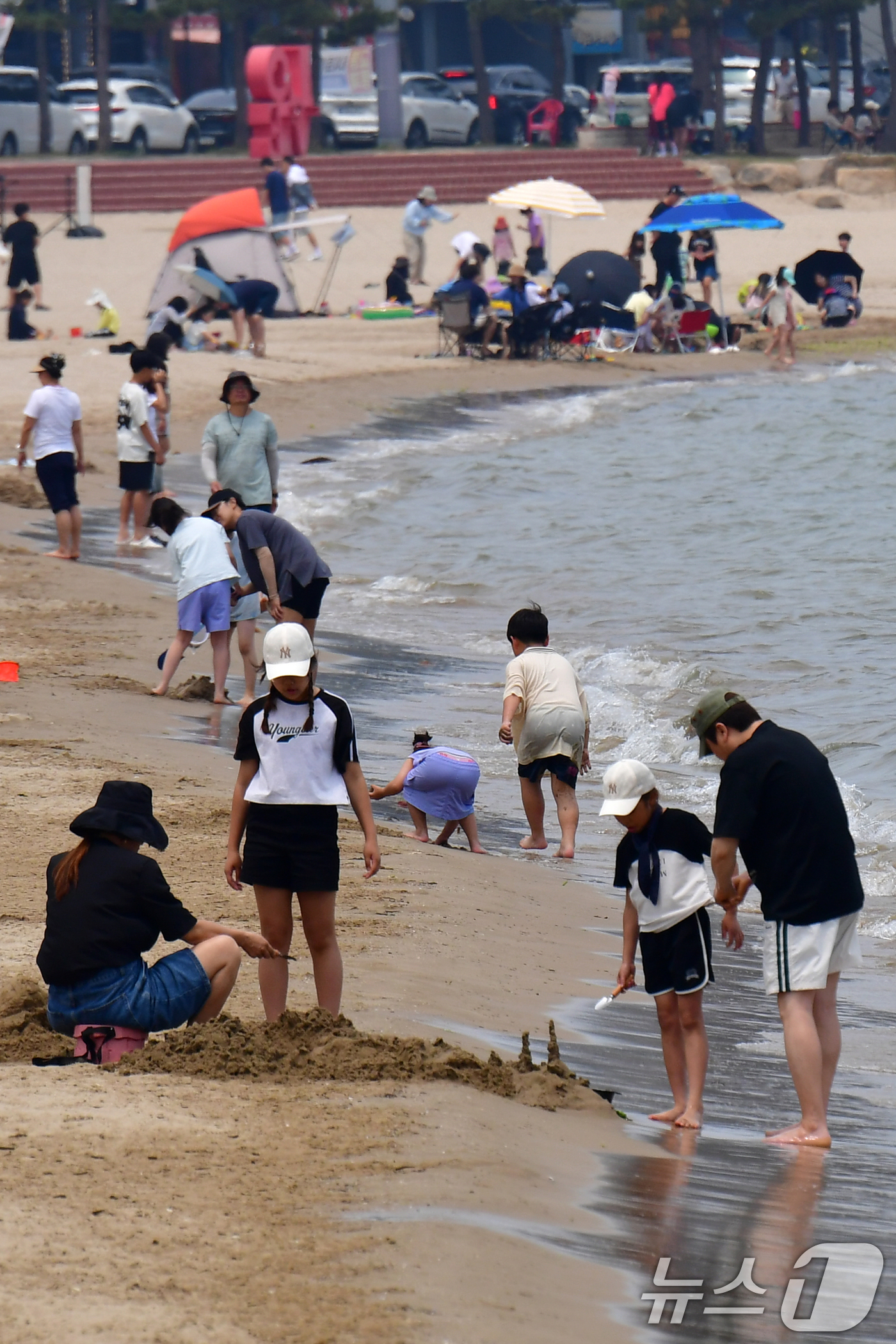 (포항=뉴스1) 최창호 기자 = 8일 경북 포항시 북구 영일대해수욕장 백사장을 찾은 시민과 관광객들이 더위를 식히고 있다. 2025.6.8/뉴스1