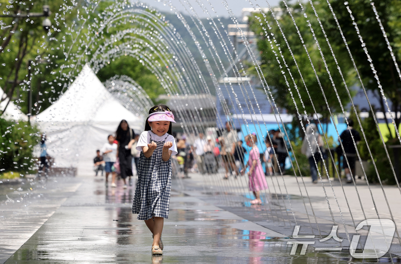 (서울=뉴스1) 이동해 기자 = 30도 안팎의 낮더위가 이어지고 있는 8일 서울 광화문광장 분수터널에서 시민들이 더위를 식히고 있다. 2025.6.8/뉴스1