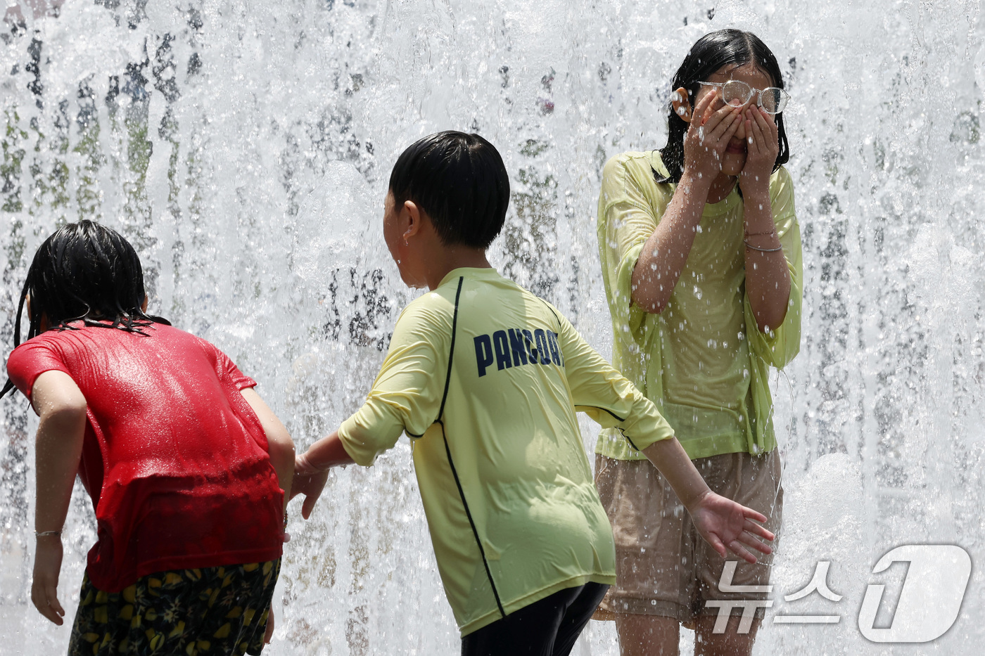 (서울=뉴스1) 이동해 기자 = 30도 안팎의 낮더위가 이어지고 있는 8일 서울 광화문광장 바닥분수에서 어린이들이 물놀이를 하며 더위를 식히고 있다. 2025.6.8/뉴스1