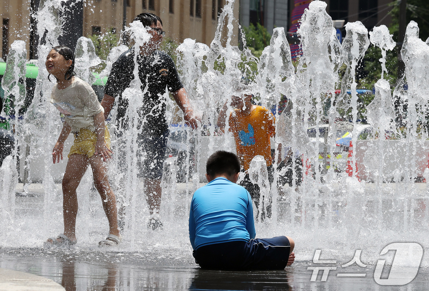 (서울=뉴스1) 이동해 기자 = 30도 안팎의 낮더위가 이어지고 있는 8일 서울 광화문광장 바닥분수에서 어린이들이 물놀이를 하며 더위를 식히고 있다. 2025.6.8/뉴스1