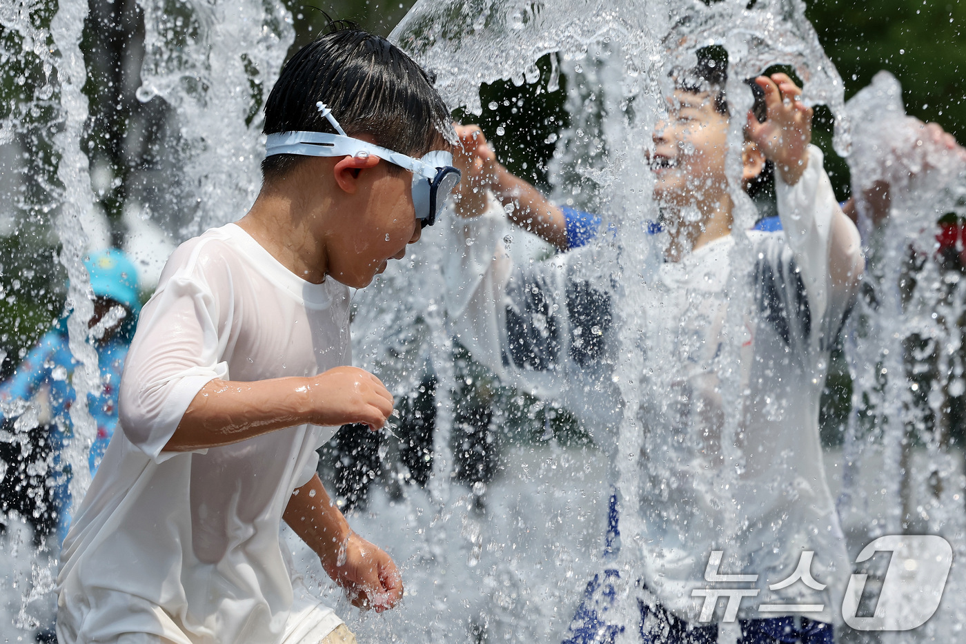 (서울=뉴스1) 이동해 기자 = 30도 안팎의 낮더위가 이어지고 있는 8일 서울 광화문광장 바닥분수에서 어린이들이 물놀이를 하며 더위를 식히고 있다. 2025.6.8/뉴스1