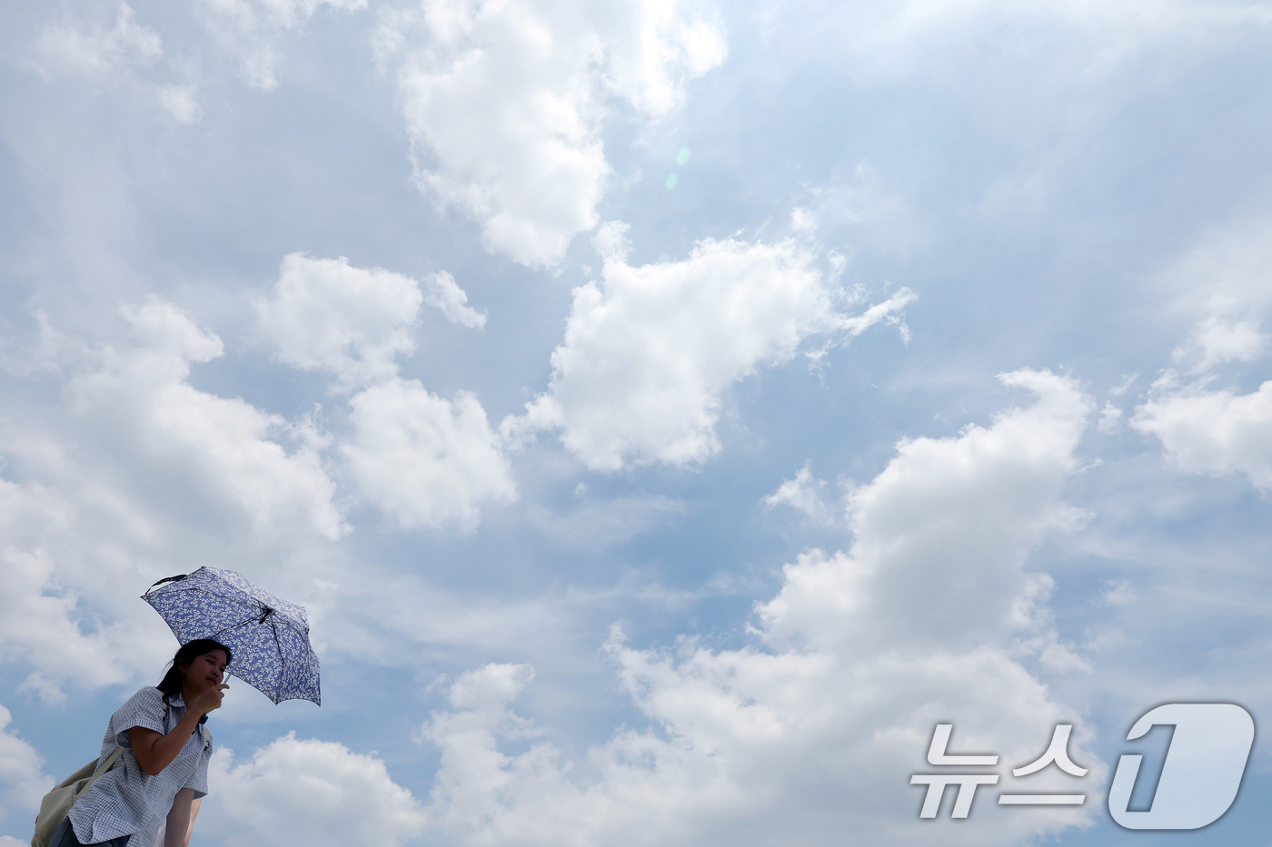 (서울=뉴스1) 이동해 기자 = 30도 안팎의 낮더위가 이어지고 있는 8일 서울 광화문광장에서 파란하늘 아래 양산을 쓴 시민들이 연휴를 만끽하고 있다. 2025.6.8/뉴스1