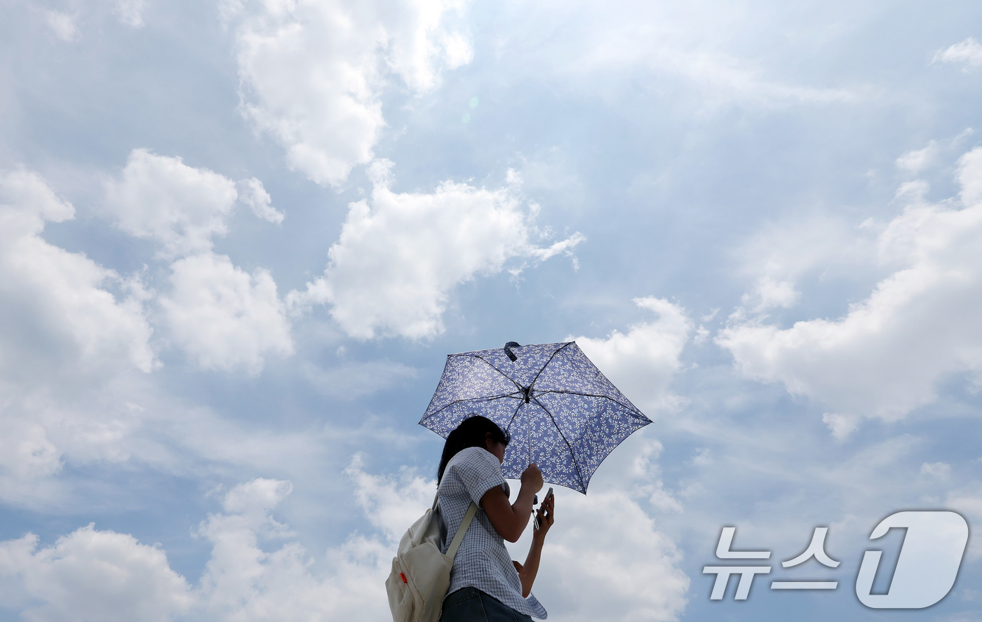 (서울=뉴스1) 이동해 기자 = 30도 안팎의 낮더위가 이어지고 있는 8일 서울 광화문광장에서 파란하늘 아래 양산을 쓴 시민들이 연휴를 만끽하고 있다. 2025.6.8/뉴스1