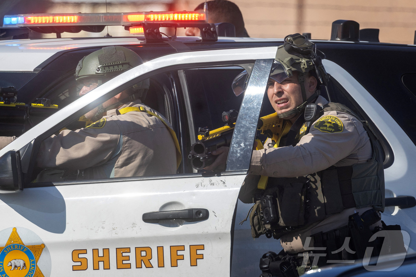 (파라마운트 로이터=뉴스1) 이창규 기자 = 미국 이민세관단속국(ICE)이 캘리포니아주 로스앤젤레스 카운티의 파라마운트에서 불법 체류자를 체포한 후 시위가 격화되고 있는 가운데 로 …