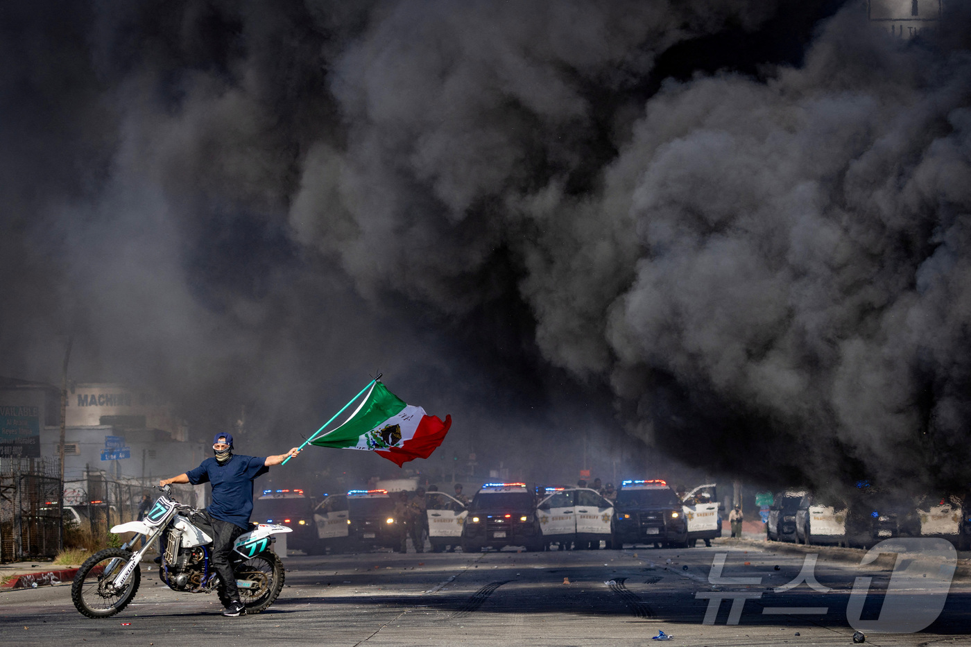 (파라마운트 로이터=뉴스1) 이창규 기자 = 미국 이민세관단속국(ICE)이 7일(현지시간) 캘리포니아주 로스앤젤레스 카운티의 패러마운트에서 불법 체류자 단속에 나서자 이에 반대하는 …
