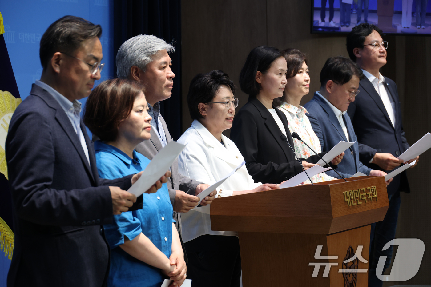 (서울=뉴스1) 이광호 기자 = 조국혁신당 김선민 대표 권한대행과 의원들이 8일 오후 서울 여의도 국회 소통관에서 이재명 대통령 재판과 관련해 기자회견을 하고 있다. 2025.6. …