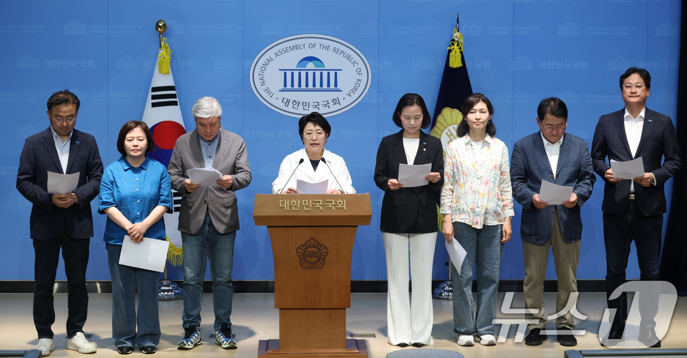 (서울=뉴스1) 이광호 기자 = 조국혁신당 김선민 대표 권한대행과 의원들이 8일 오후 서울 여의도 국회 소통관에서 이재명 대통령 재판과 관련해 기자회견을 하고 있다. 2025.6. …