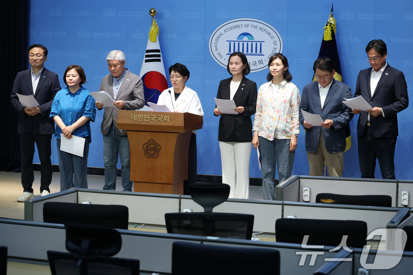 (서울=뉴스1) 이광호 기자 = 조국혁신당 김선민 대표 권한대행과 의원들이 8일 오후 서울 여의도 국회 소통관에서 이재명 대통령 재판과 관련해 기자회견을 하고 있다. 2025.6. …