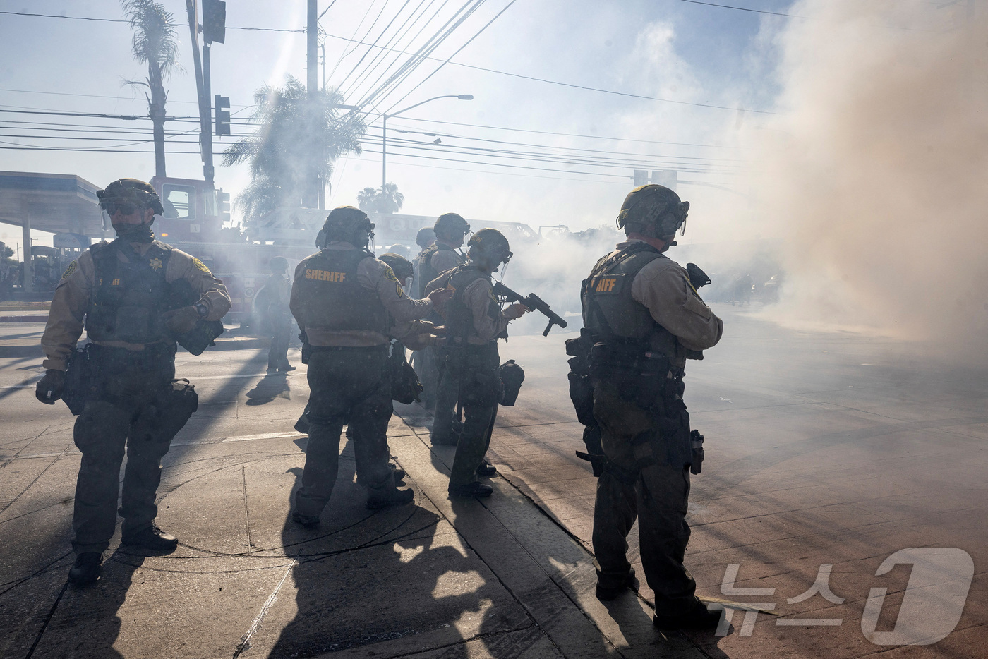 (파라마운트 로이터=뉴스1) 이창규 기자 = 미국 이민세관단속국(ICE)이 7일(현지시간) 캘리포니아주 로스앤젤레스 카운티의 파라마운트에서 불법 이민자를 체포한 후 시위가 격화된 …