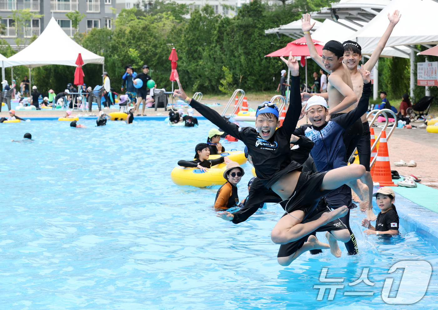 (대전=뉴스1) 김기태 기자 = 낮 최고기온이 30도를 넘으며 무더운 날씨를 보인 8일 오후 대전 대덕구 로하스산호빛공원 야외수영장에서 시민들이 더위를 식히고 있다.2025.6.8 …