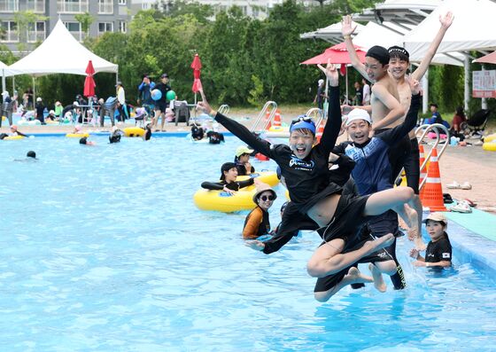 '30도 무더위'에 전국 곳곳 때 아닌 피서…장생포엔 '수국' 만발(종합)