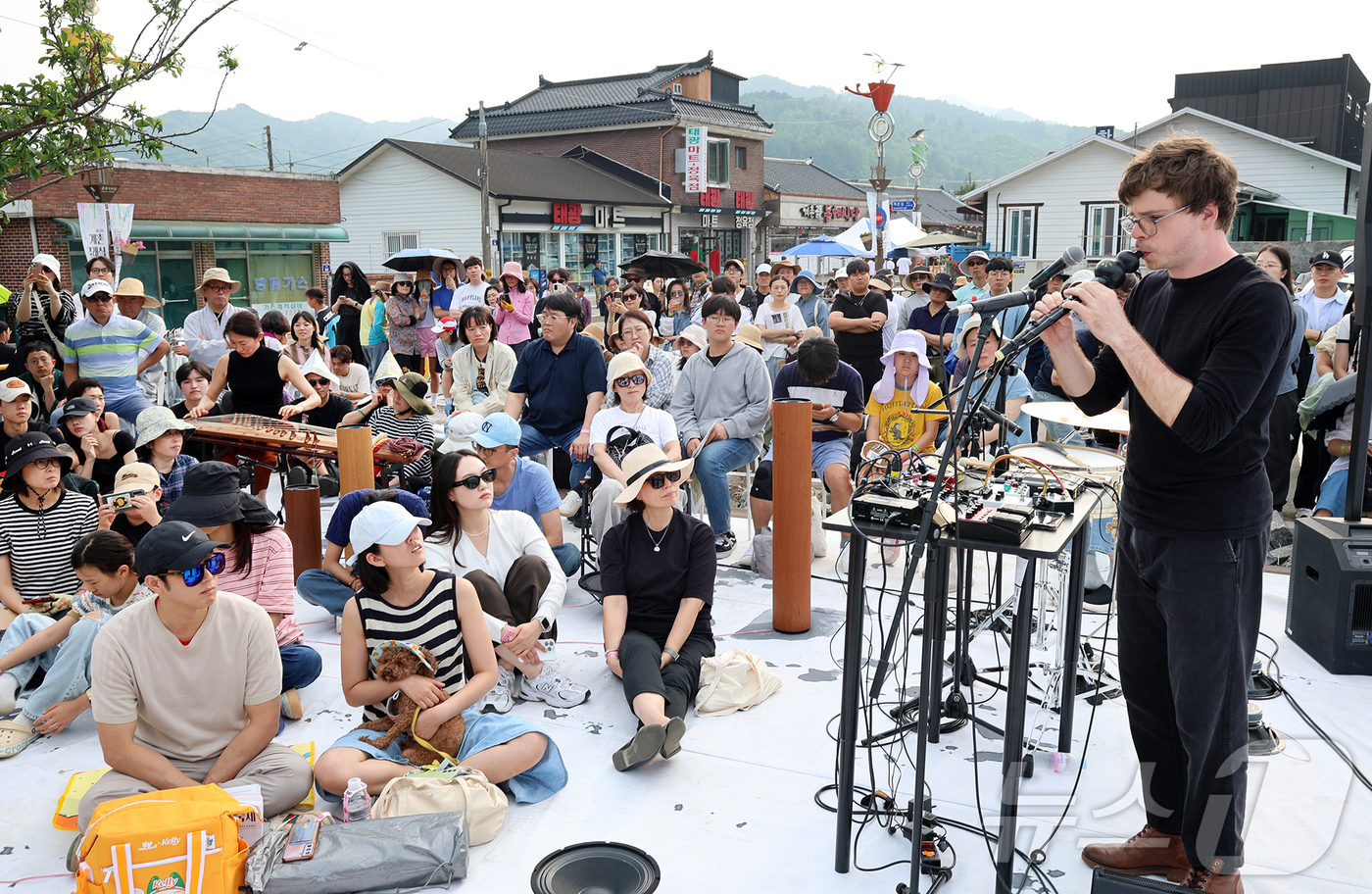 (서울=뉴스1) = 8일 오후 강원 평창군 방림면 계촌클래식마을에서 열린  제11회 계촌클래식축제를 찾은 방문객들이 계촌거리 클래식 공연을 즐기고 있다.'예술이 마을을 물들이다'를 …