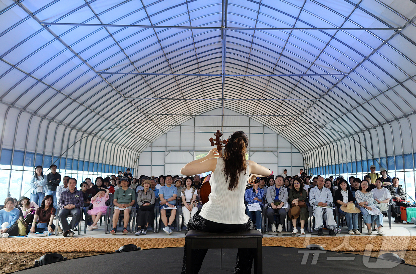 (서울=뉴스1) = 8일 오후 강원 평창군 방림면 계촌클래식마을에서 열린  제11회 계촌클래식축제를 찾은 방문객들이 이색적인 비닐하우스 클래식 공연을 즐기고 있다.'예술이 마을을 …