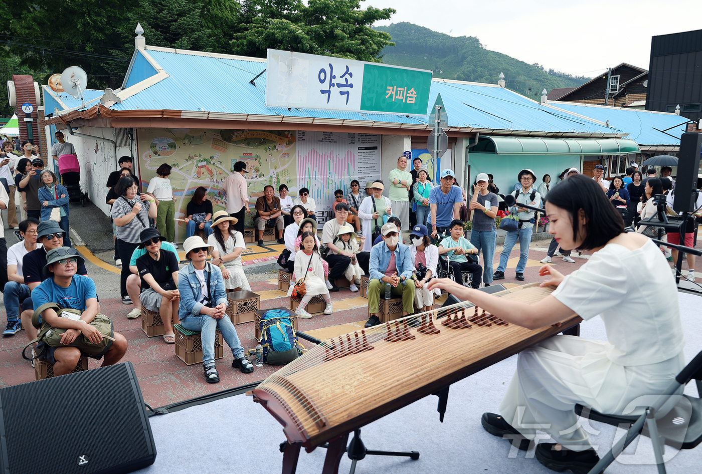 (서울=뉴스1) = 8일 오후 강원 평창군 방림면 계촌클래식마을에서 열린  제11회 계촌클래식축제를 찾은 방문객들이 계촌거리 클래식 공연을 즐기고 있다.'예술이 마을을 물들이다'를 …