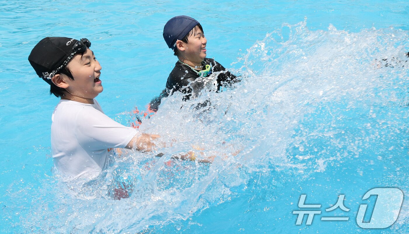 본문 이미지 - 낮 최고기온이 30도를 넘으며 무더운 날씨를 보인 8일 오후 대전 대덕구 로하스산호빛공원 야외수영장에서 시민들이 더위를 식히고 있다. 2025.6.8/뉴스1 ⓒ News1 김기태 기자