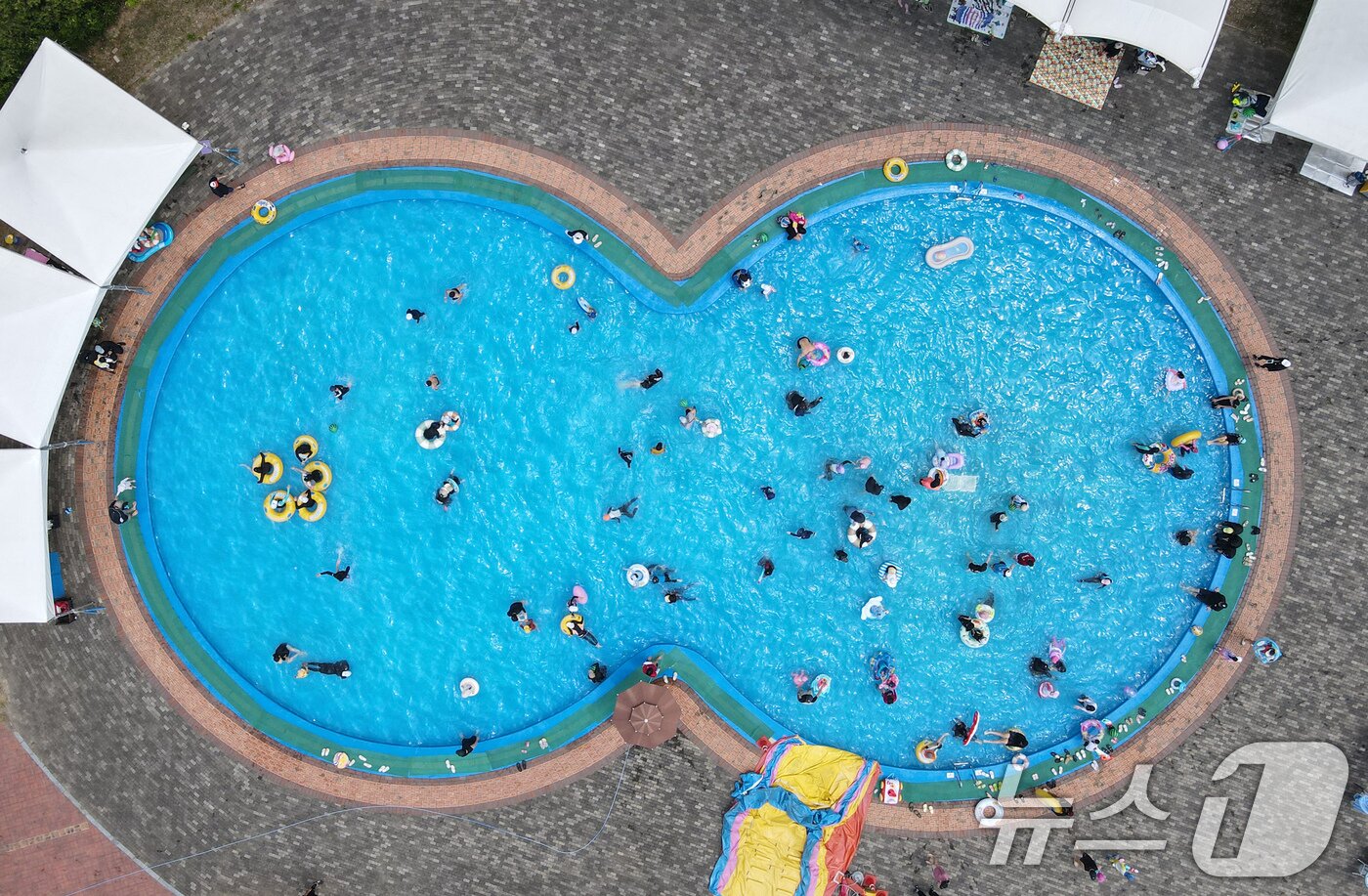 본문 이미지 - 8일 오후 대전 대덕구 로하스산호빛공원 야외수영장에서 시민들이 더위를 식히고 있다. 2025.6.8/뉴스1 ⓒ News1 김기태 기자