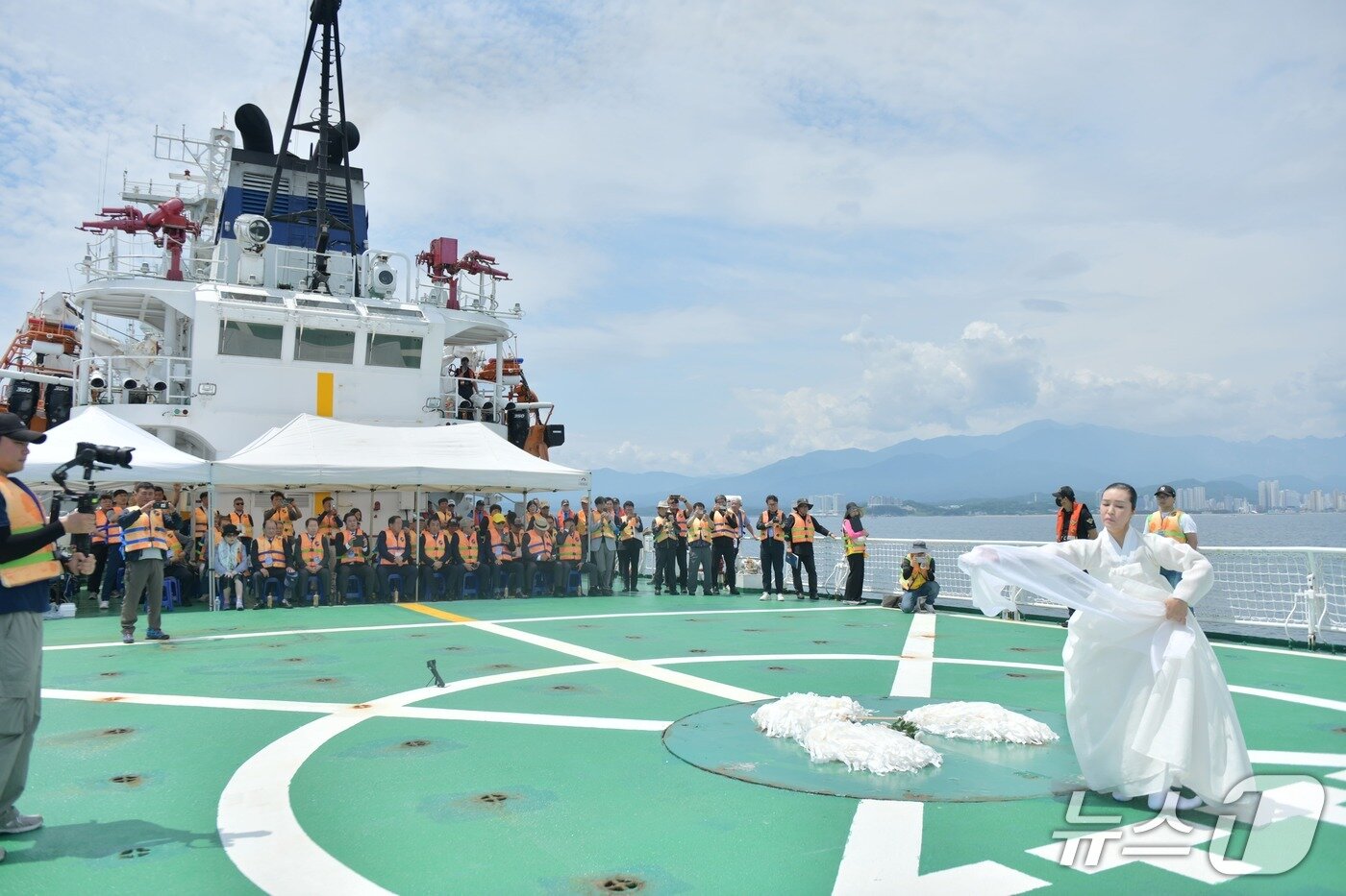 본문 이미지 - 지난해 실향민문화축제 함상위령제 모습.&#40;속초시 제공, 재판매 및 DB 금지&#41; 2025.6.8/뉴스1