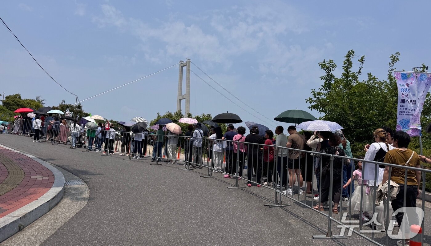 본문 이미지 - 8일 오전 11시 울산 장생포 수국 축제장 초입부에 들어서자 전국 각지에서 입소문을 타고 온 관광객들로 긴 줄이 이어졌다.2025.6.8./뉴스1 ⓒ News1 김세은 기자