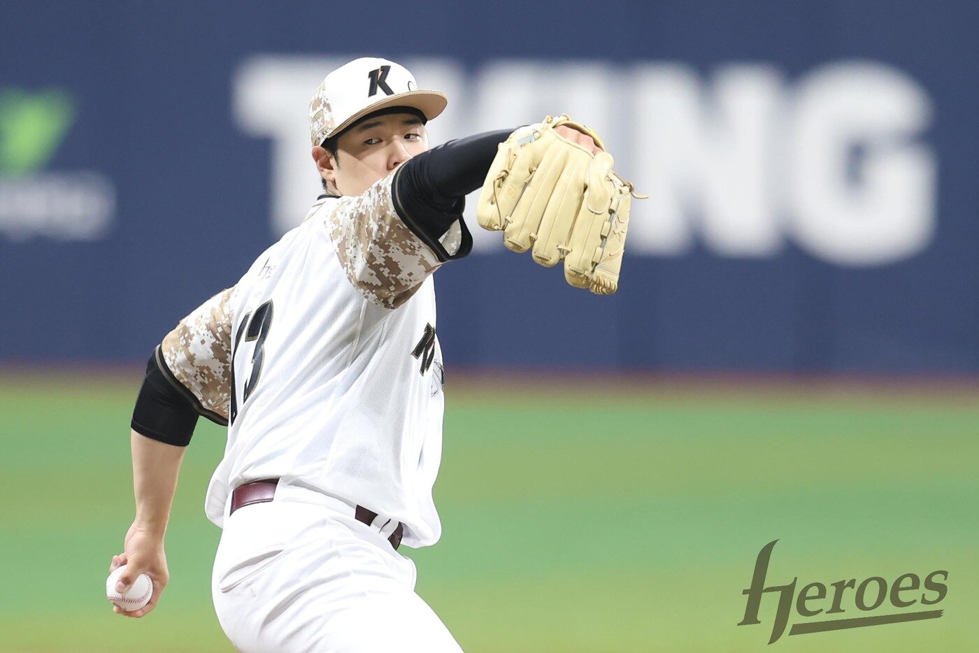 본문 이미지 - 키움 히어로즈 신인 투수 정현우가 8일 열린 KBO리그 고척 LG 트윈스전에서 선발 투수로 등판해 역투하고 있다. &#40;키움 히어로즈 제공&#41;