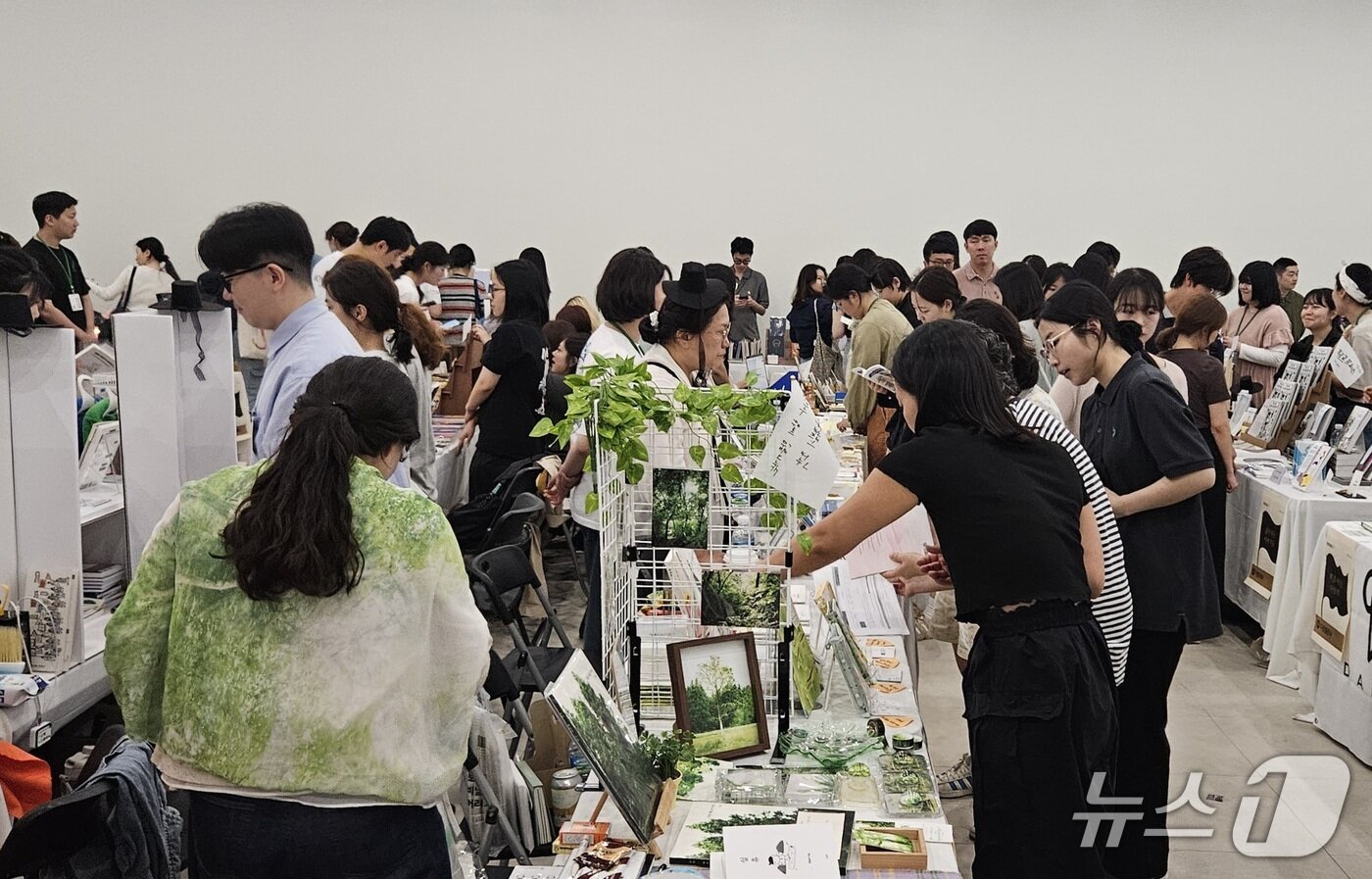 본문 이미지 -   북적이는 전주책쾌 현장. 2025.6.8/뉴스1 신준수 기자