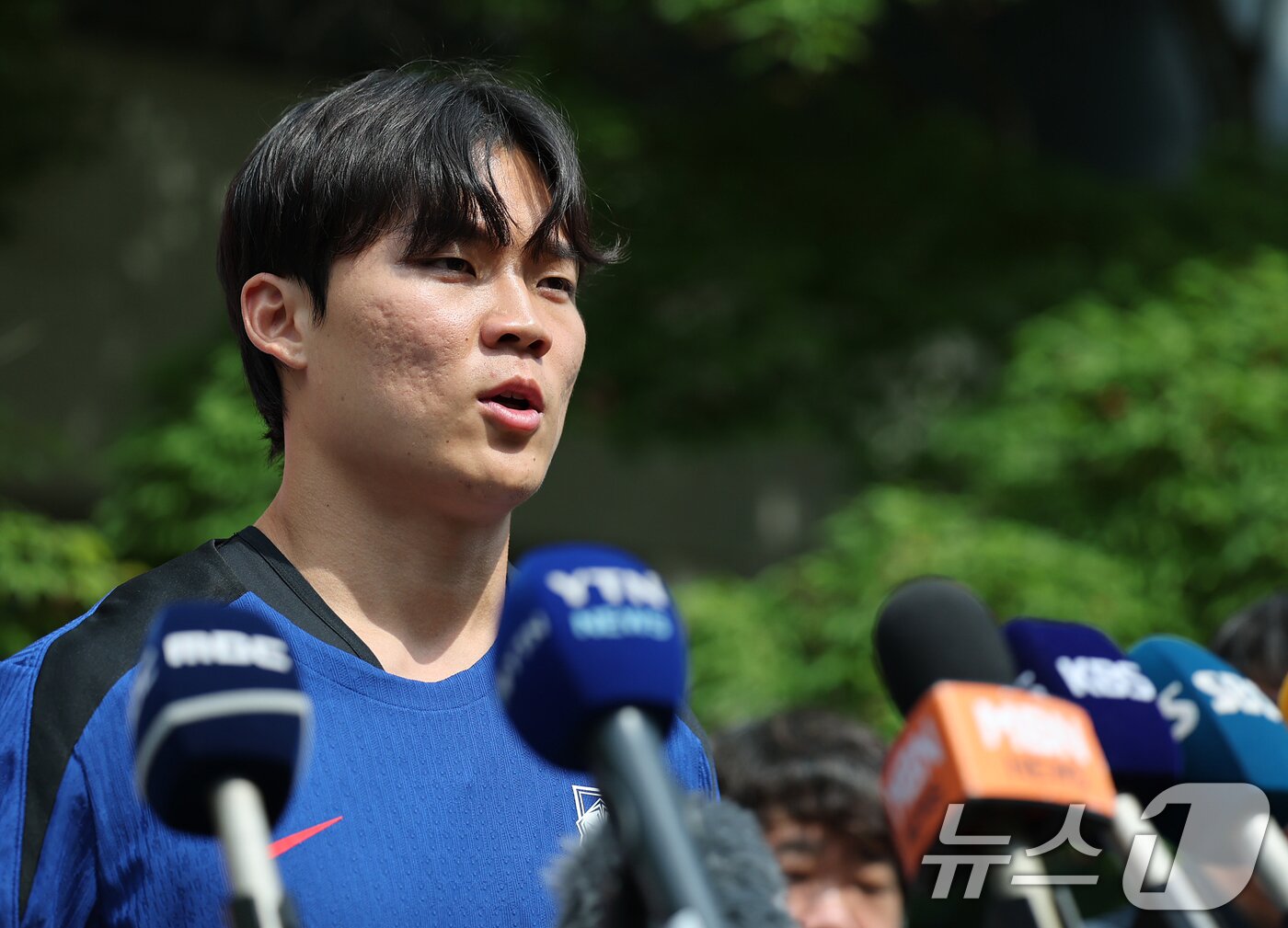 본문 이미지 - 대한민국 축구 국가대표팀 오현규가 8일 오후 경기도 파주시 축구 국가대표 트레이닝센터&#40;NFC&#41;에서 열린 공개 훈련에 앞서 취재진과 인터뷰를 하고 있다. 2025.6.8/뉴스1 ⓒ News1 오대일 기자